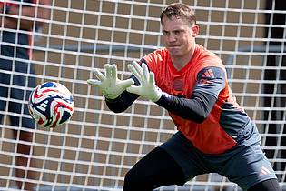Sven Hoppe/dpa | Voller Fokus auf den Ball und Paris Saint-Germain: Manuel Neuer.