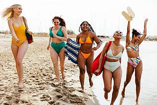 Bonninstudio/Westend61/dpa-tmn | Schöne Zeit am Strand: Bademode soll für alle Größen passen und bequem sein. 