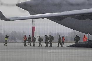 Truppen der 82. Luftlandedivision der US-Armee entladen Fahrzeuge aus einem Transportflugzeug, nachdem sie auf dem Flughafen Rzeszow-Jasionka im Südosten Polens angekommen sind. Foto: Czarek Sokolowski/AP/dpa