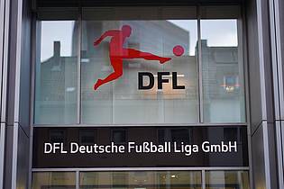 Frank Rumpenhorst/dpa | Die Deutsche Fußball Liga beschäftigt sich seit Jahren mit der 50+1-Regel