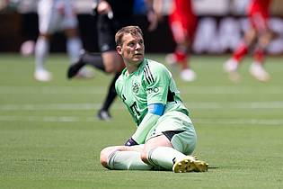 Sven Hoppe/dpa | Manuel Neuer schaut dem Ball hinterher.