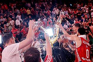 Matthias Stickel/dpa | Die Bayern-Basketballer überschütten Coach Herbert mit Bier.
