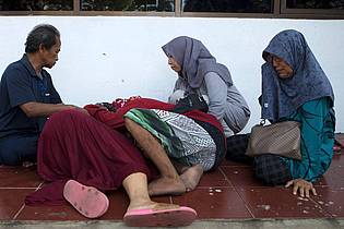Firdia Lisnawati/AP/dpa | Sechs Menschen wurden tot geborgen - die Trauer bei Angehörige ist groß.