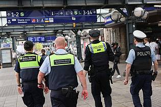 Christian Charisius/dpa | An den Bahnhöfen wollen Bundespolizei und DB Sicherheit gemeinsam die Präsenz erhöhen, um Straftaten vorzubeugen und das Sicherheitsgefühl der Reisenden zu stärken. (Archivfoto)