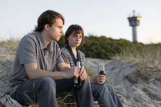 Wood Water Films/SWR/Arte/dpa | Obwohl Hanna (Lena Urzendowsky) Andreas? (Willi Geitmann) Plan, durch die Ostsee zu schwimmen, für Wahnsinn hält, verspricht sie, ihn bei der Flucht zu unterstützen - Szene des Films «Jenseits der blauen Grenze». 