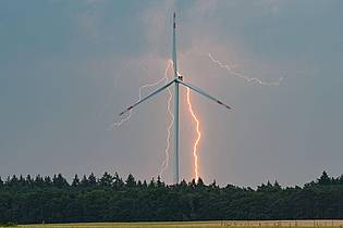 Patrick Pleul/dpa | Gewitter treten in den kommenden Tagen in Deutschland immer wieder mal auf. (Archivbild)