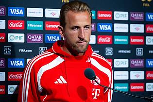 Sven Hoppe/dpa | Harry Kane beantwortet Reporterfragen im Hard Rock Stadium.