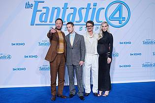 Annette Riedl/dpa | Die Schauspieler Ebon Moss-Bachrach (l-r), Joseph Quinn, Pedro Pascal und Vanessa Kirby präsentierten ihren neuen Film in Berlin.