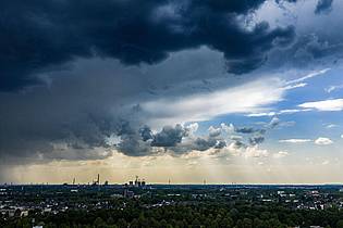 Christoph Reichwein/dpa | Im Nordwesten sorgten starke Gewitter und Unwetter zu umgestürzten Bäumen und vollgelaufenen Kellern.
