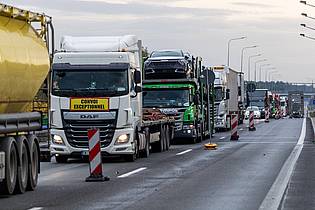 Frank Hammerschmidt/dpa | Die Wirtschaft befürchtet Verkehrsbehinderungen mit der Einführung von Grenzkontrollen in Polen (Archivbild).