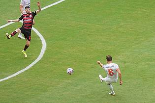 Marta Lavandier/AP/dpa | Leon Goretzka zieht präzise aus der Distanz ab und trifft zum 3:1 für die Bayern.