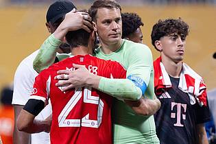 Sven Hoppe/dpa | Manuel Neuer (r) umarmt Thomas Müller. Das 756. Pflichtspiel war dessen letztes als Bayern-Profi. 
