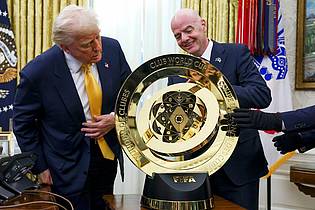 Uncredited/Pool/AP/dpa | US-Präsident Donald Trump (l) und FIFA-Präsident Gianni Infantino mit der goldenen WM-Trophäe im Oval Office des Weißen Hauses.
