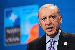 Matthias Schrader/AP/dpa | Präsident Erdogan begrüßt die Waffenniederlegung 