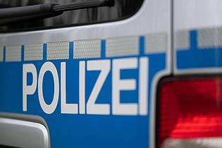 Marijan Murat/dpa | Die Polizei sucht mit einem Dutzend Streifenwagen nach dem vermeintlich entführten Kind. (Symbolbild)