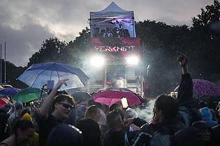 Manuel Genolet/dpa | Sanitätsdienst und Feuerwehr mussten mehreren Teilnehmern der Techno-Parade «Rave the Planet» behandeln.