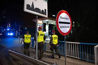 Sebastian Kahnert/dpa | Polnische Grenzschützer gehen über die Stadtbrücke von Görlitz in Richtung Polen. 