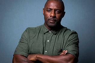 Scott Garfitt/Invision/AP/dpa | Elba spielte in der Kultserie «The Wire» einen Drogendealer. (Archivbild)