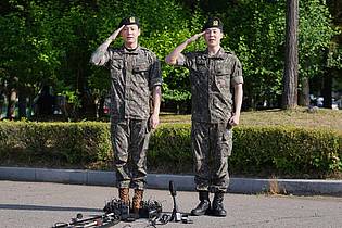 Lee Jin-man/AP/dpa | Jung Kook und Jimin (rechts) salutieren im Juni nach ihrer Entlassung aus dem Militärdienst. (Archivbild)