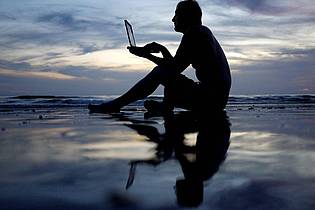 Andrea Warnecke/dpa-tmn | Eigentlich ist Urlaub angesagt - doch der Kopf bleibt doch im Arbeitsmodus? Am besten lässt man den geschäftlichen Laptop zu Hause. 