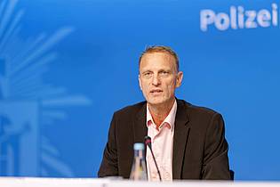 Matthias Balk/dpa | Laut Ermittler Guido Rissmann gab es mehr als 160 Durchsuchungen.