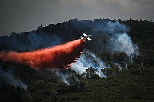 Matthieu Rondel/AFP/dpa | Nach einer Hitzewelle kämpft die Feuerwehr vielerorts in Südfrankreich gegen Waldbrände.
