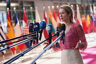 Virginia Mayo/AP/dpa | EU-Chefdiplomatin Kaja Kallas präsentiert das Inventar der europäischen Daumenschrauben. (Archivbild)