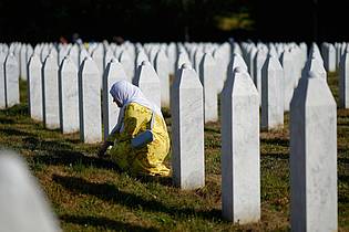 Darko Bandic/AP/dpa | Erstmals wurde das Massaker von Srebrenica als Internationaler Gedenktag begangen.
