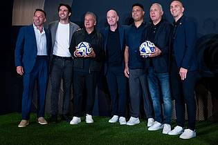 Sven Hoppe/dpa | FIFA-Präsident Ginnani Infantino (M) im Trump Tower mit Spielerlegenden wie dem Brasilianer Ronaldo (rechts neben ihm).