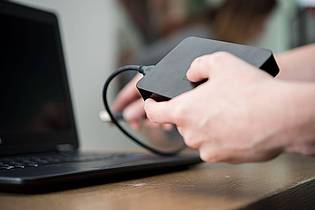 Henrik Josef Boerger/dpa-tmn | SSDs speichern Daten im Test deutlich schneller als USB-Sticks oder HDDs.