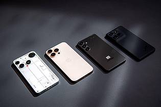 Zacharie Scheurer/dpa-tmn | Schon anders als die anderen: Das Nothing Phone 3, neben iPhone 16 Pro, Samsung Galaxy S24+ und Motorola Thinkphone (v.l.n.r.)