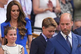 Kirsty Wigglesworth/AP/dpa | Prinz William und Prinzessin Kate verfolgen das Finale mit ihren Kindern George und Charlotte aus der Royal Box.