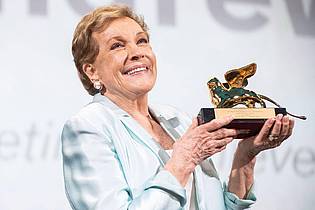 Arthur Mola/Invision/AP/dpa | Julie Andrews - inzwischen 89 - wurde als Mary Poppins und mit dem Film-Musical «The Sound of Music» weltbekannt. 2019 erhielt sie in Venedig bei den Filmfestspielen einen Ehrenpreis.