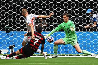 Sven Hoppe/dpa | Manuel Neuers Super-Reflex gegen Flamengos Luiz Araujo (M). Daneben Bayern-Verteidiger Konrad Laimer (l).
