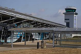Joe Giddens/PA Wire/dpa | Der Flughafen London Southend bleibt nach dem Absturz eines Geschäftsflugzeugs vorübergehend geschlossen.