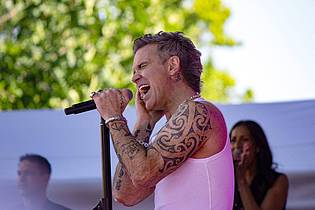 Joshua Stanyer/SOPA Images via ZUMA Press Wire/dpa | Seine Tour füllt Arenen und Stadien: Jetzt kommt Robbie Williams ins Ruhrgebiet. (Archivbild)