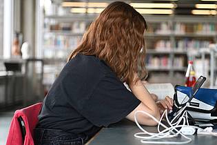 Niklas Graeber/dpa/dpa-tmn | Manchmal geht es nicht anders: Um einen Hochschulabschluss zu erarbeiten, braucht es einen Studienkredit.