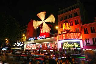 Dimitar Dilkoff/AFP/dpa | Ein neues Mühlrad für das Moulin Rouge - mehr als ein Jahr nach dem Absturz des alten Konstrukts drehen sich an dem Theater wieder die Flügel. 