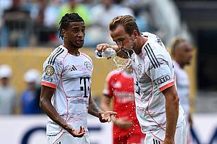 Sven Hoppe/dpa | Trinken, trinken, trinken: Harry Kane nutzt eine Spielpause.