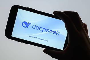 Patrick Pleul/dpa | Die KI-App von DeepSeek soll wegen Verstößen gegen europäisches Recht aus den App-Stores von Apple und Google fliegen. (Archivbild)
