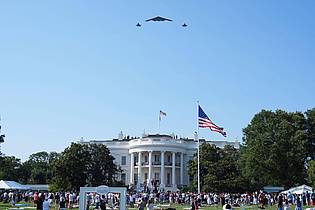 Evan Vucci/AP/dpa | Mit einer Flugshow ehrt Trump die Piloten für ihren Angriff auf iranische Atomanlagen.