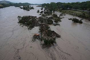 Eric Gay/AP/dpa | Der Guadalupe River stieg innerhalb kürzester Zeit um fast acht Meter an.
