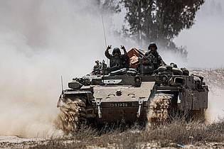 Saeed Qaq/ZUMA Press Wire/dpa | Das Ausmaß des Rückzugs israelischer Truppen während der angestrebten Feuerpause in Gaza ist ein zentraler Streitpunkt bei den indirekten Gesprächen in Doha. (Archivbild)