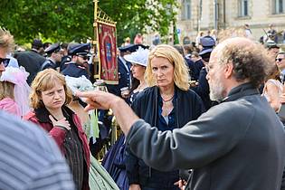 Julian Stratenschulte/dpa | Die Schauspielerinnen Luise von Stein (l) und Maria Furtwängler stehen bei Dreharbeiten für einen neuen fiktiven ?Tatort? inmitten des realen Schützenausmarsches am Neuen Rathaus.