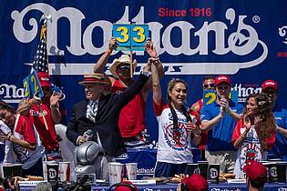 Yuki Iwamura/AP/dpa | Beim alljährlichen Hot-Dog-Wettessen in Coney Island hat Miki Sudo (M) erneut gewonnen. 