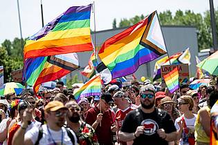 Fabian Sommer/dpa | Die Paraden im Pride Month sind der rechten Szene ein Dorn im Auge.