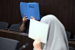 Federico Gambarini/dpa | Der Angeklagte und seine mitangeklagte Lebensgefährtin sitzen im Gerichtssaal. (Archivbild)