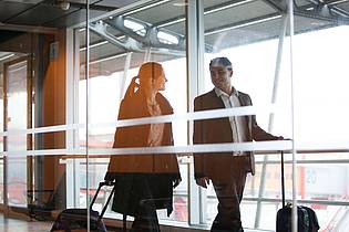 Christin Klose/dpa-tmn | Bewegung tut gut: Bei Business-Trips sitzen Berufstätige oft ohnehin viel zu lange. 