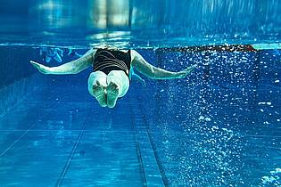 Julian Stratenschulte/dpa/dpa-tmn | Um Schwindel nach dem Schwimmen zu vermeiden, braucht es etwas Geduld beim Verlassen des Wassers. 