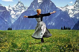 -/Disney+/dpa | Die berühmte Szene aus «The Sound of Music» («Meine Lieder, meine Träume») mit Julie Andrews auf einer Alpenwiese.